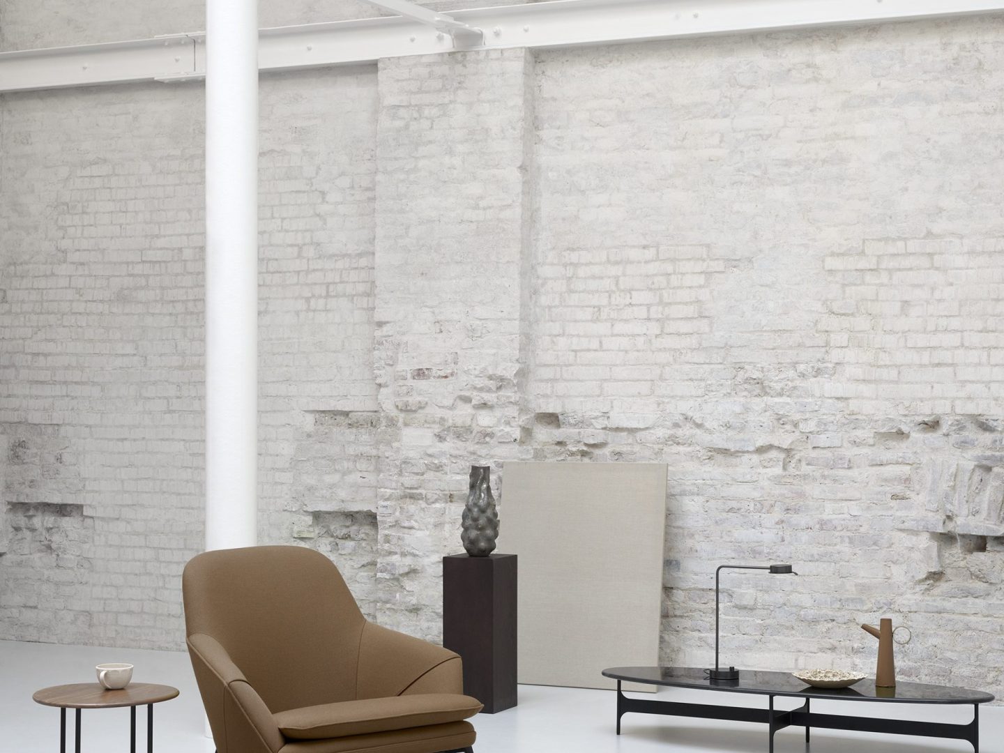 Wendelbo_Hug_chair_Steelcut 2 265, Floema_tables, Elba_oat_72 dpi